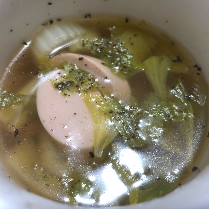 温まる時短スープ！魚肉ソーセージとセロリのスープ